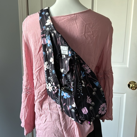 The Kamo Sling Bag With Adjustable Strap EUC - Picture 3 of 14